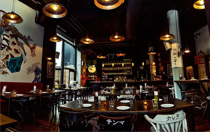 Le Biiru, 2013 — salle de l’izakaya avec luminaires suspendus