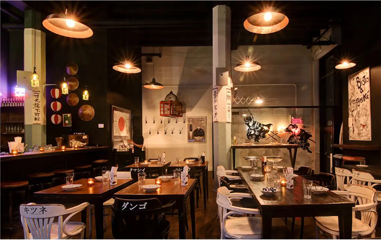 Comptoir et tables de la salle