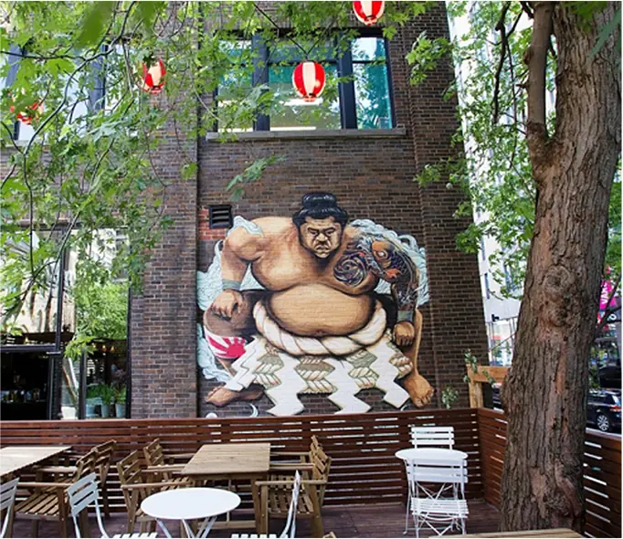 Terrasse avec une statue de sumo