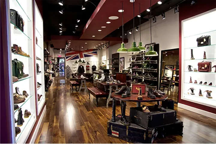 Dr. Martens, 2012 — intérieur de la boutique, étagères et plancher de bois