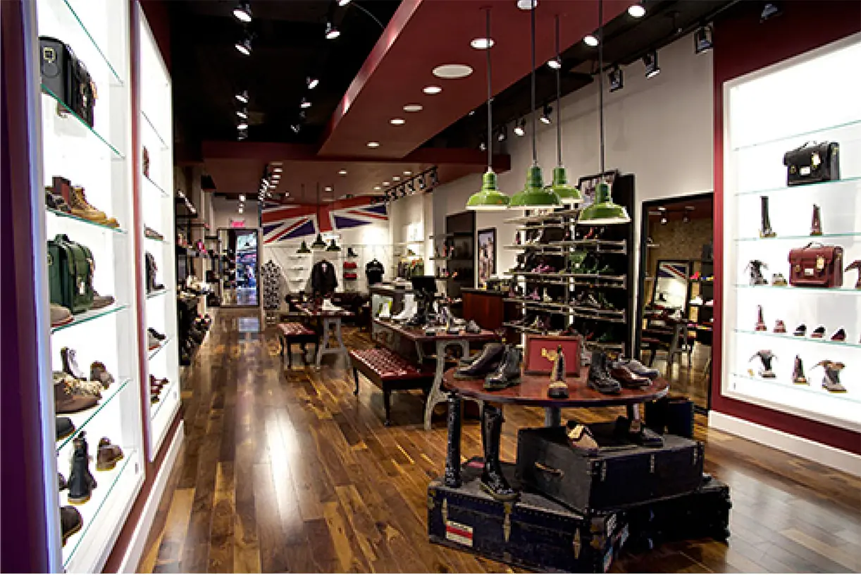 Intérieur de la boutique, étagères et plancher de bois