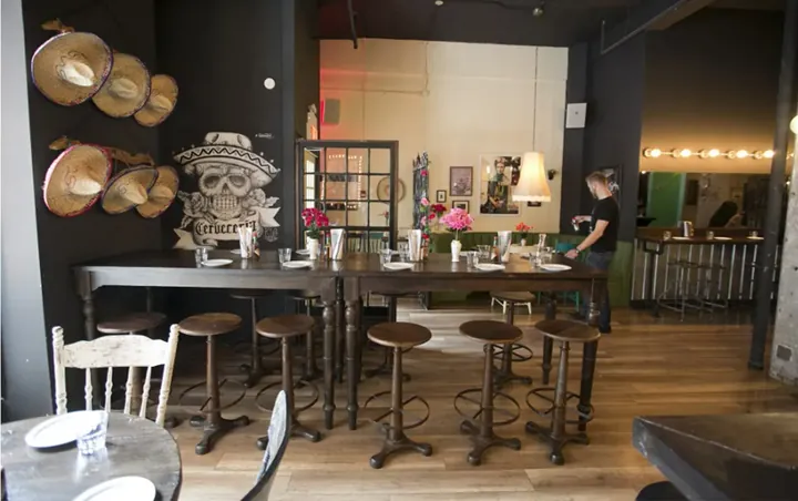 Escondite, 2016 — salle du bar avec luminaires en osier