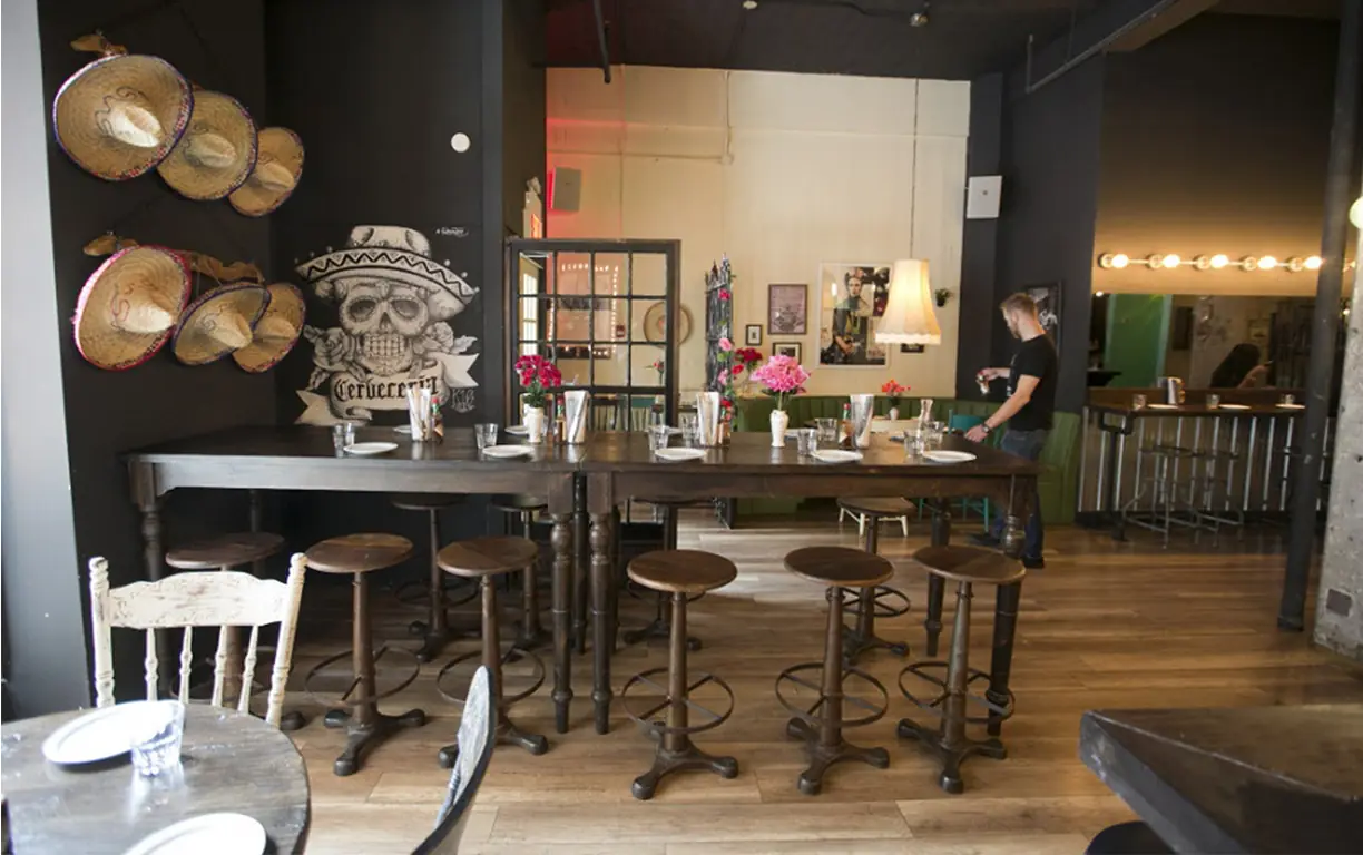 Salle du bar avec luminaires en osier