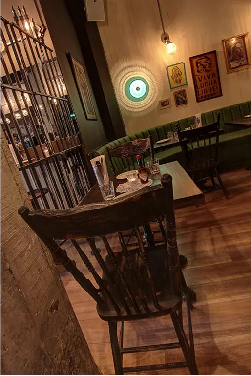 Table haute et chaise de bois