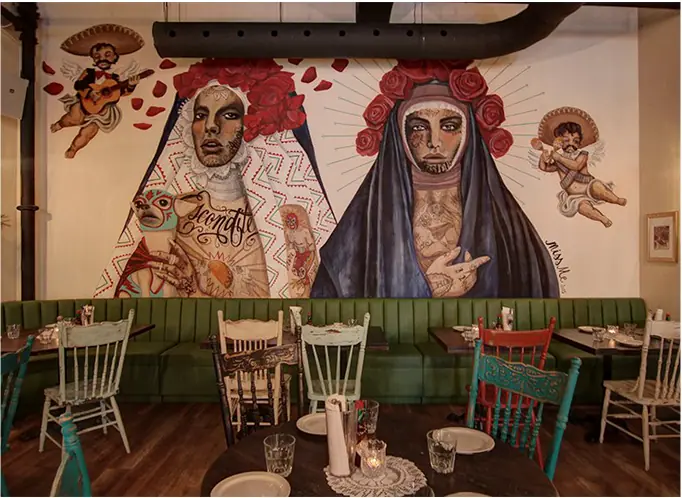 Murale peinte au-dessus des banquettes