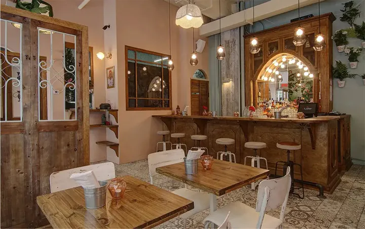 La Habanera, 2016 — salle du café avec bar en bois