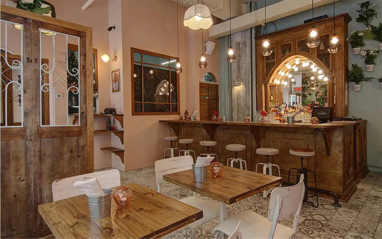 Salle du café avec bar en bois