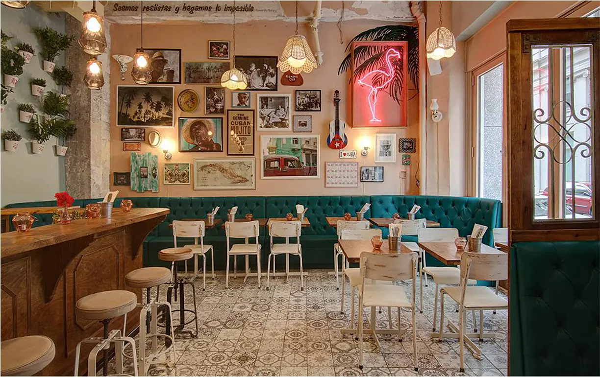 Salle du café cubain, banquettes et décor coloré