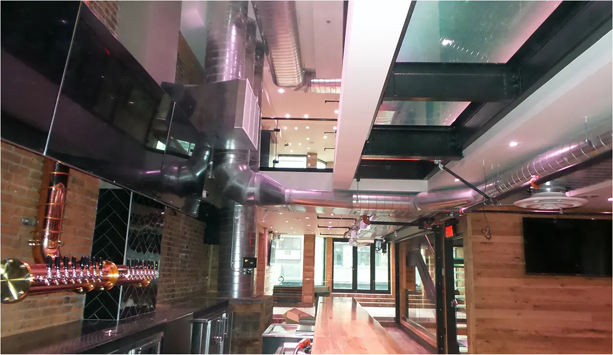 Intérieur avec conduits apparents et comptoir