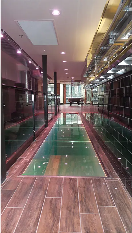 Couloir avec plancher de verre