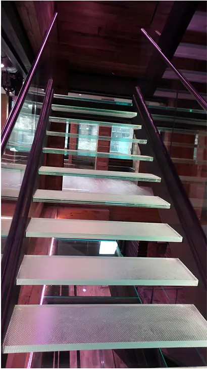 Escalier à marches blanches