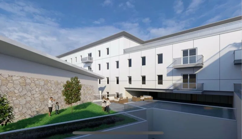 Cour intérieure paysagée entre les ailes du bâtiment