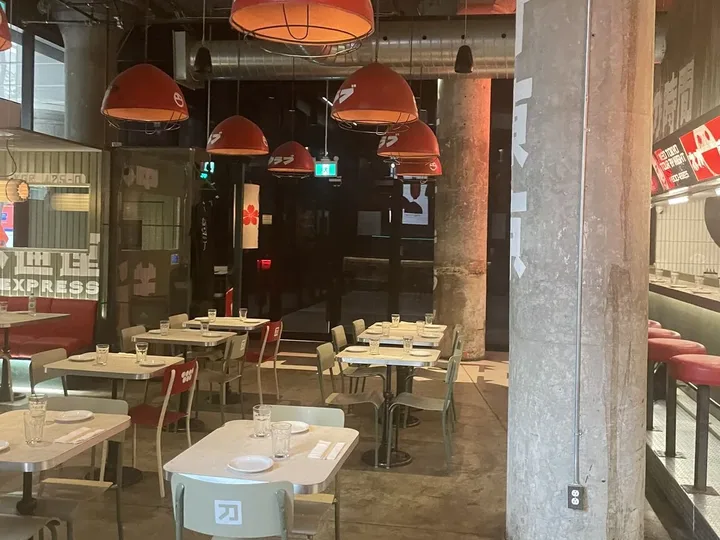 Neotokyo, 2023 — salle aux colonnes de béton