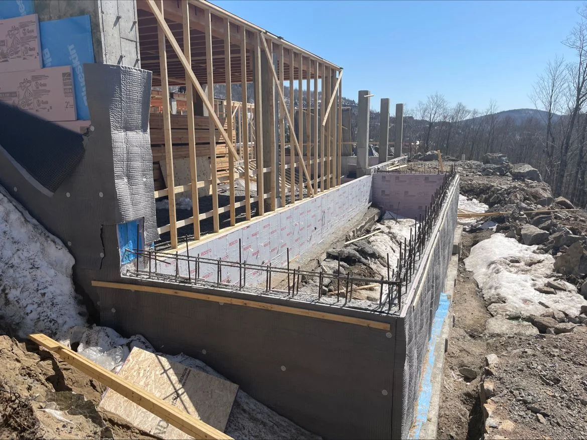 Chantier : fondations et ossature de bois
