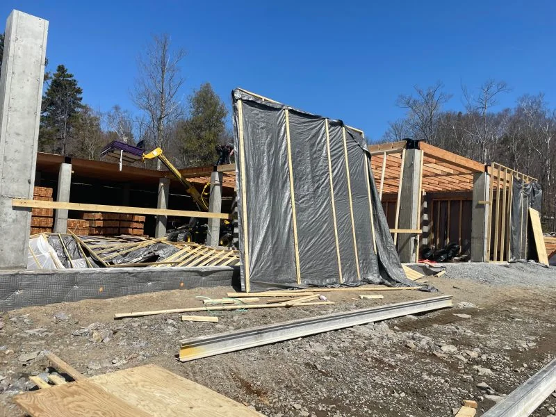 Chantier : murs protégés par des bâches
