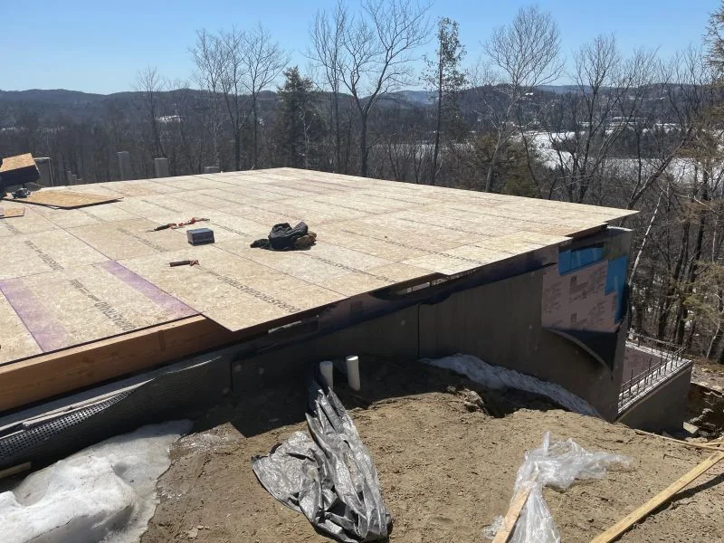 Chantier : panneaux de la toiture