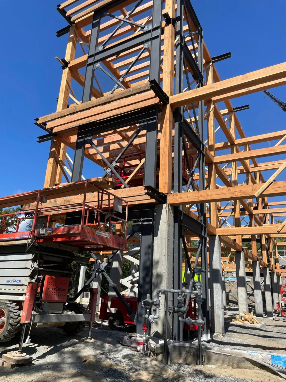 Chantier : structure de bois et d’acier