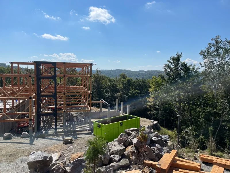 Chantier : structure avec vue sur les montagnes