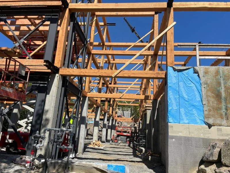 Chantier : charpente en cours de montage