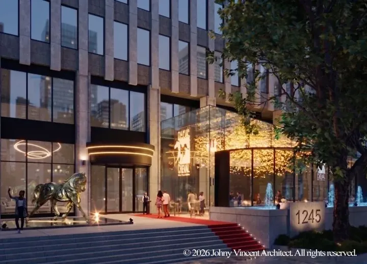 La Queue de Cheval, 2026 — entrée de nuit, escalier au tapis rouge et pavillon vitré