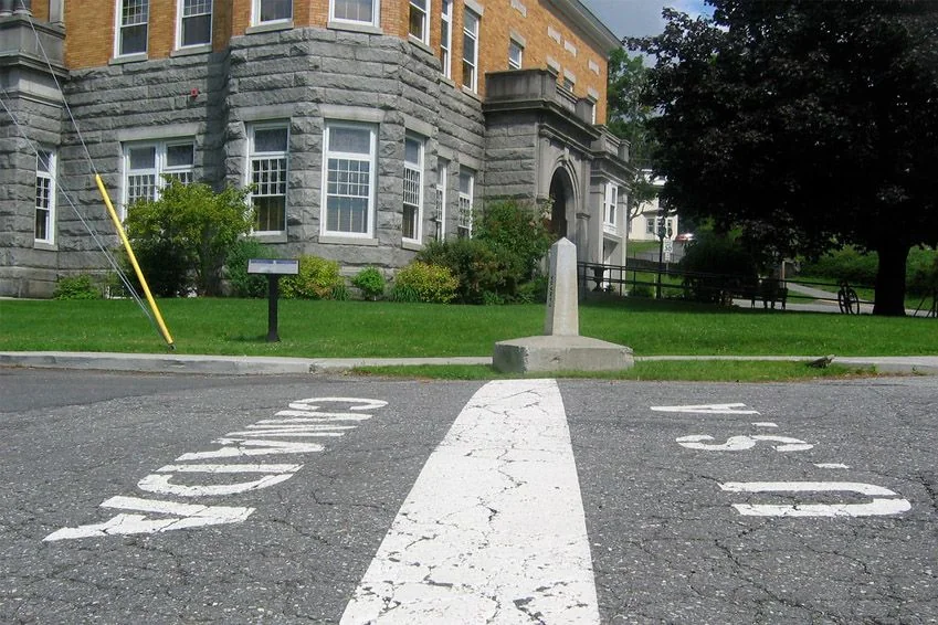 Ligne frontière Canada–États-Unis peinte dans la rue