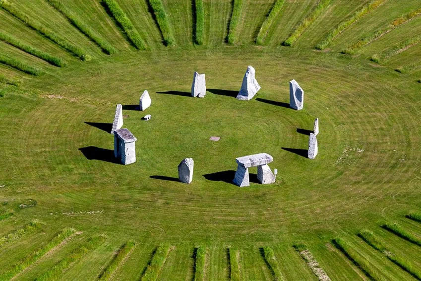 Cercle de pierres levées sur une pelouse