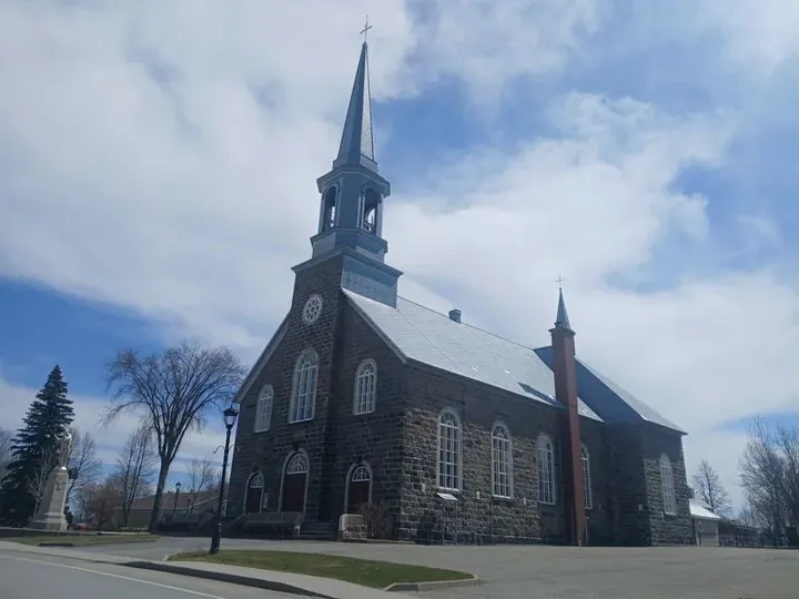 Église Saint-Bernard, 2025 — église de pierre et son clocher
