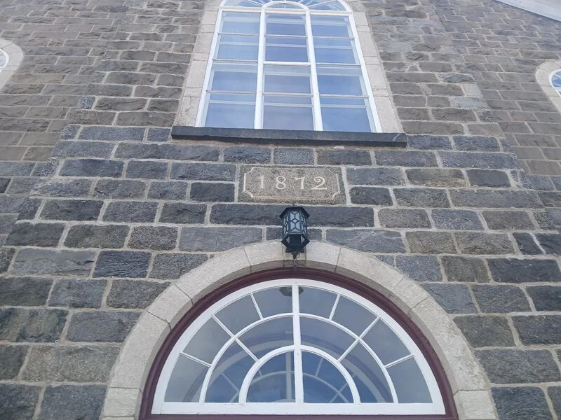 Détail de la façade, pierre datée 1872 et imposte