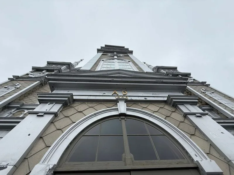 Façade vue d’en bas, grande fenêtre en arc